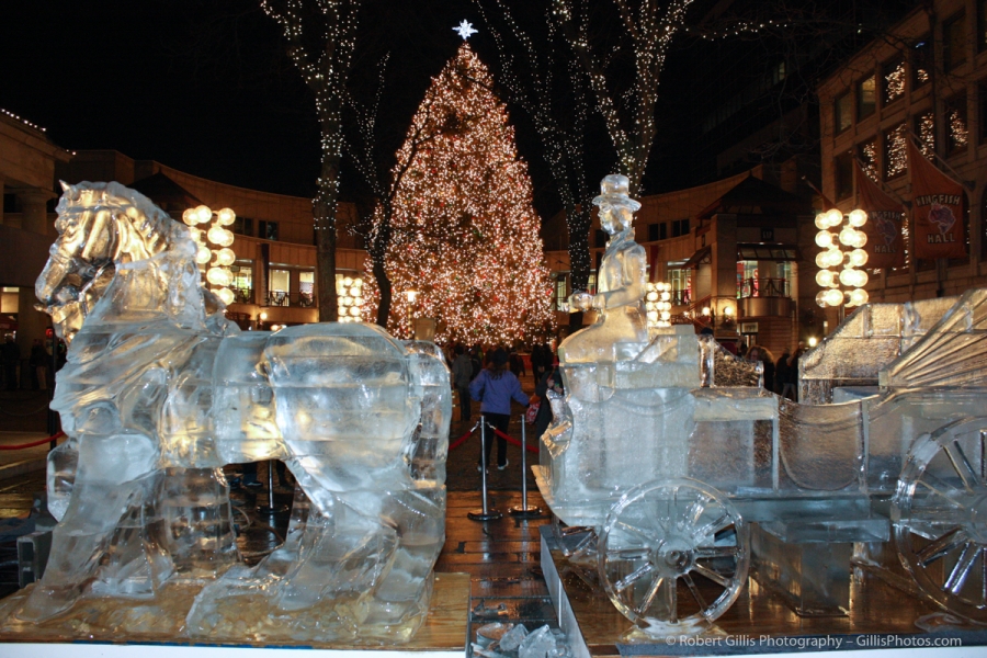 23 Quincy Market Christmas - Ice Scuplture Stagecoach