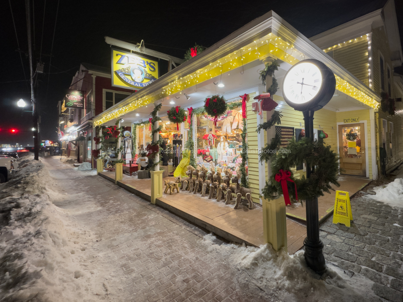 031-NH-Mount-Washington-Valley-at-Christmas-North-Conway-Zebs-Snowy-Night