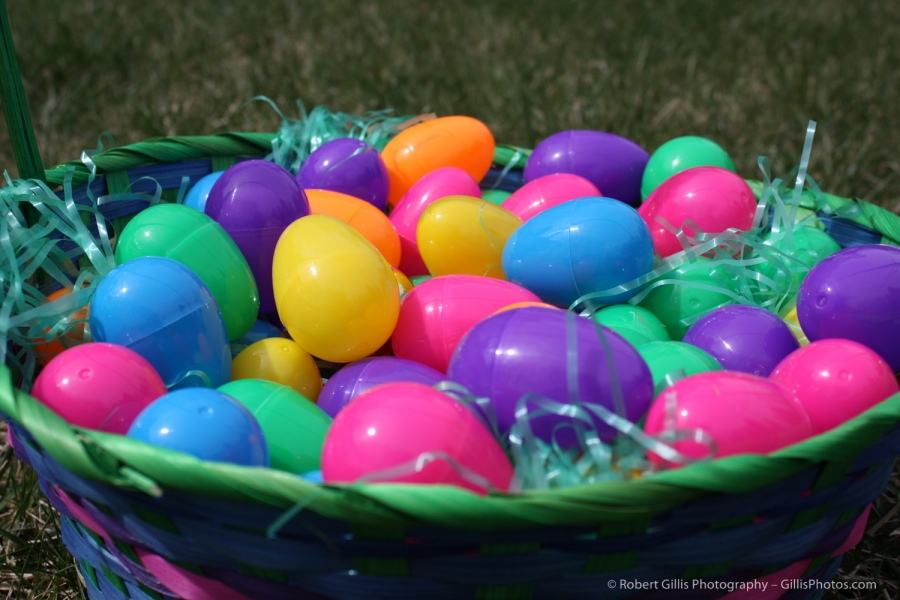 02 Easter - Easter eggs in basket