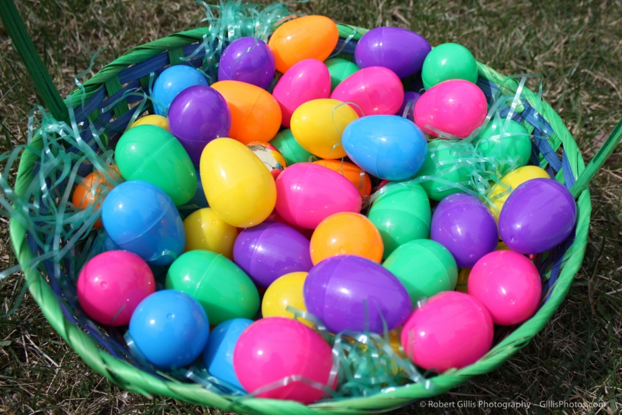 07 Easter - Easter eggs in basket