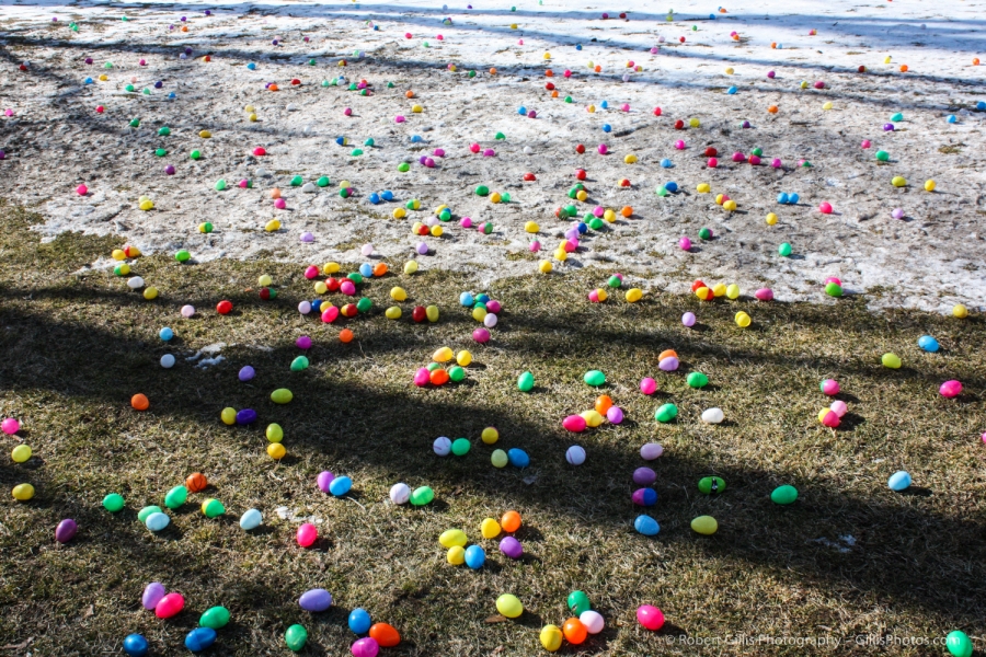 09 Easter - Easter eggs on snowy grass