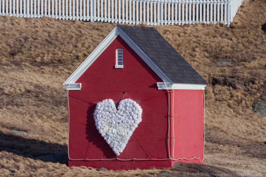 083-Cape-Neddick-Nubble-Lighthouse-Close-up-Heart-Red-Shed
