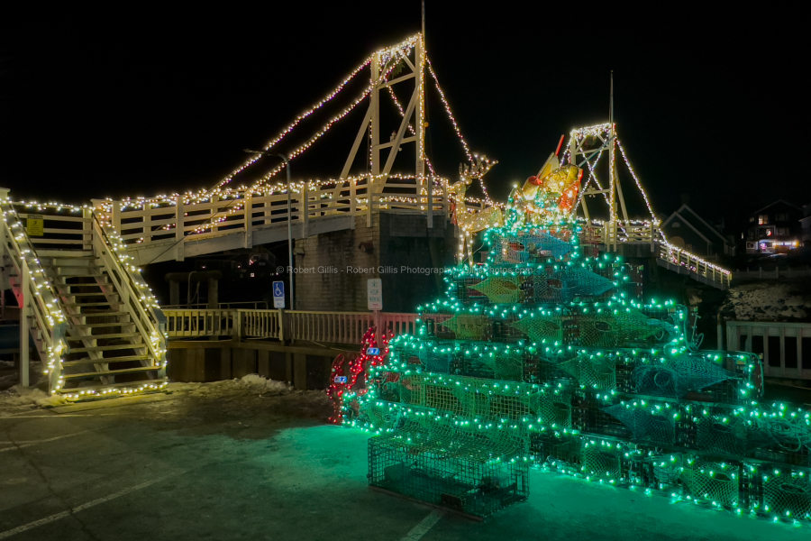 24-Ogunquit-At-Christmas-Perkins-Cove-LED-Lobster-Trap-Tree-Bridge