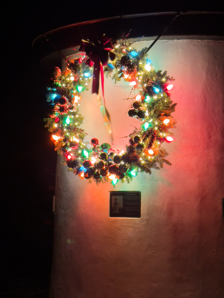 25-Ogunquit-At-Christmas-Marginal-Way-Lobster-Point-Lighthouse-Night