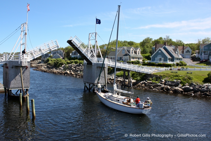 07 Ogunquit - Perkins Cove Bridge Open - Boat crossing