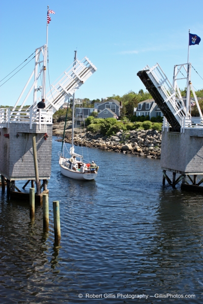 08 Ogunquit - Perkins Cove Bridge Open - Boat crossing