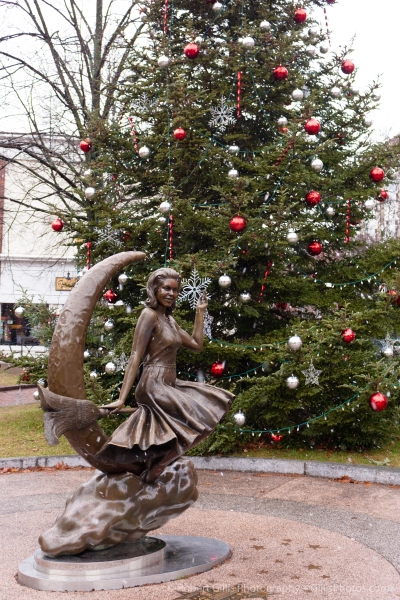 03 Salem Christmas - Bewitched Statue and Christmas tree