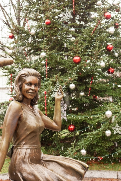 04 Salem Christmas - Bewitched Statue and Christmas tree