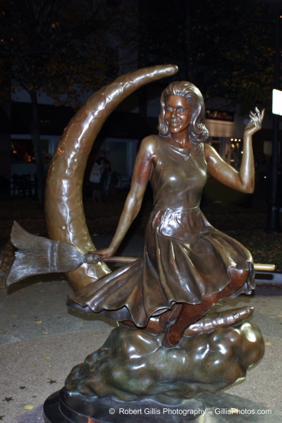 05 Salem Halloween - Bewitched Elizabeth Montgomery Statue at_