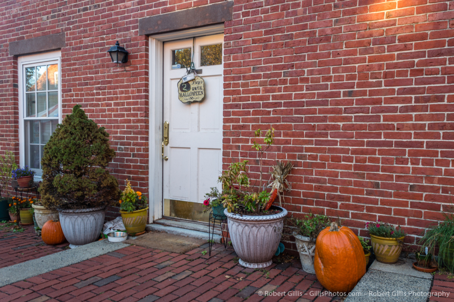 091-Halloween-In-Salem-Doorway-and-2-days-until-Halloween