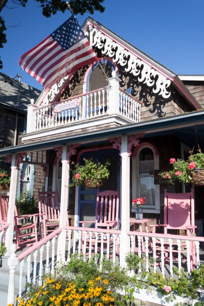 17 Marthas Vineyard - Gingerbread House - Pink