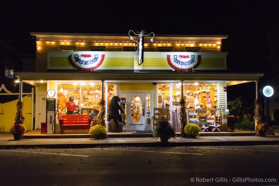 037-North-Conway-Landmarks-Zebs-Front-at-Night