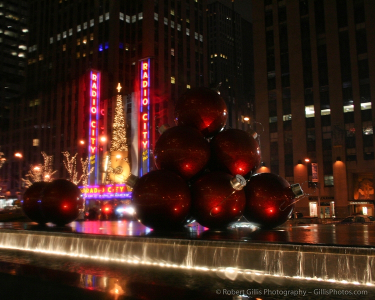 06 NY Xmas - Radio City and Red Christmas Bulbs