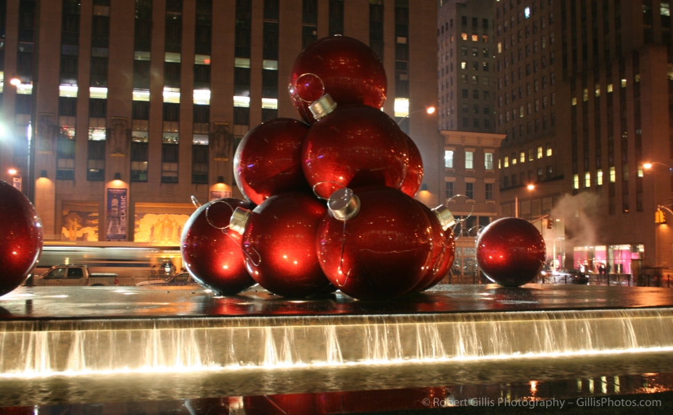 09 NY Xmas - Red Ornaments Fountain