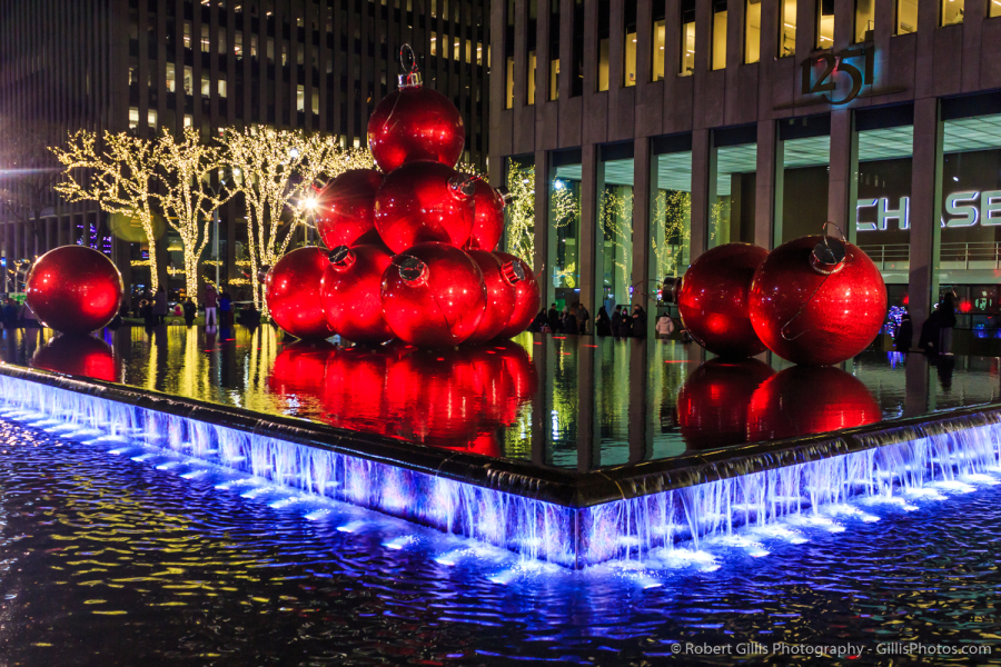 18-New-York-Christmas-Giant-Red-Ornaments-Fountain-Avenue-of-Americas