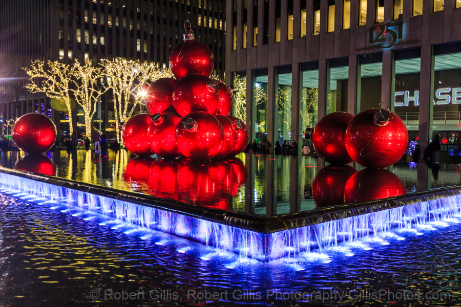 18-New-York-Christmas-Giant-Red-Ornaments-Fountain-Avenue-of-Americas