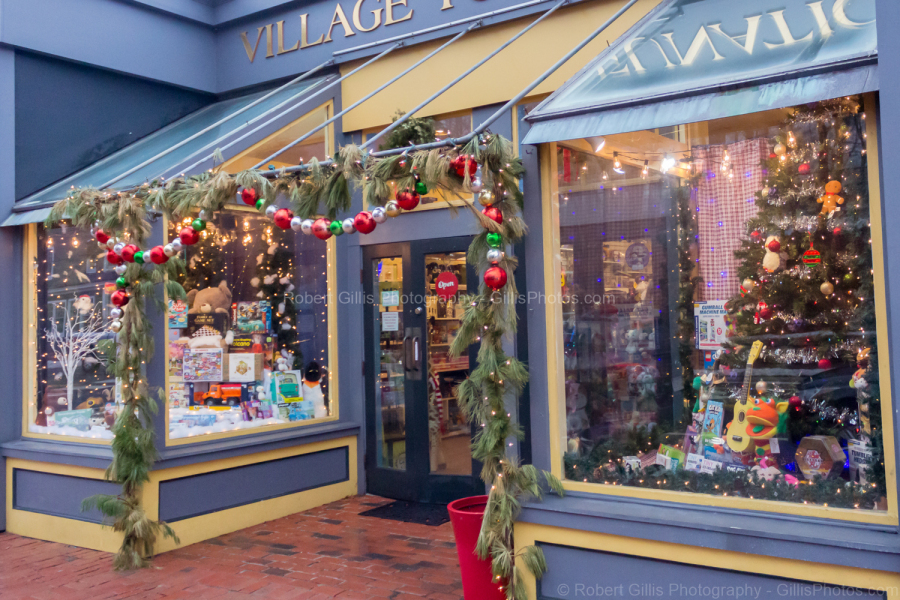16  Ogunquit At Christmas - Village Toy Funatic Decorated For Christmas