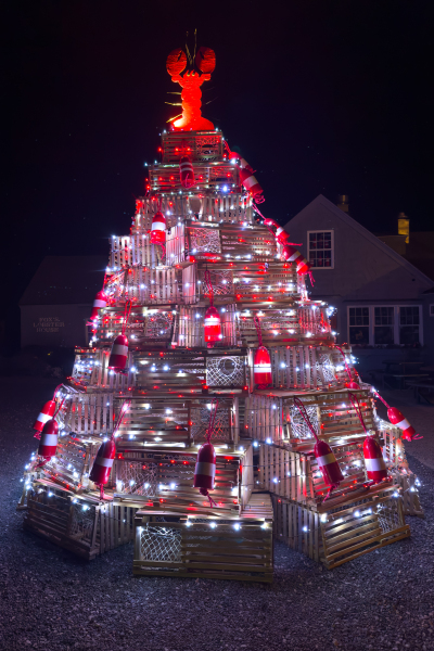 082 York Fox's Lobster House Lobster Trap Christmas Tree (Red) Night